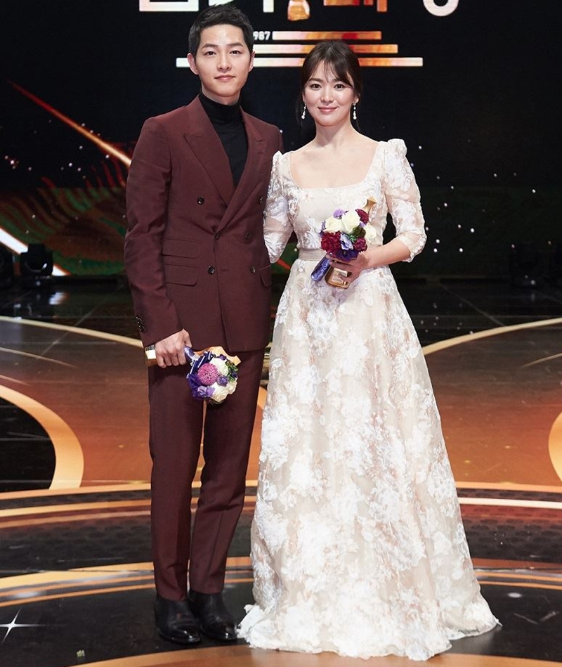 Đôi uyên ương sánh vai trên sân khấu KBS Drama Awards 2016. Tại sự kiện, Song Hye Kyo diện đầm trắng cổ trễ, thiết kế ren nhiều lớp hết mực thanh thoát, nhẹ nhàng. Trong khi đó, “nam thần” 32 tuổi chọn bộ suits màu đỏ burgundy, phối cùng áo len cổ lọ ấm áp. Cả 2 đã giành được giải Daesang (giải cao nhất) danh giá và danh hiệu “Cặp đôi đẹp nhất của năm”.    