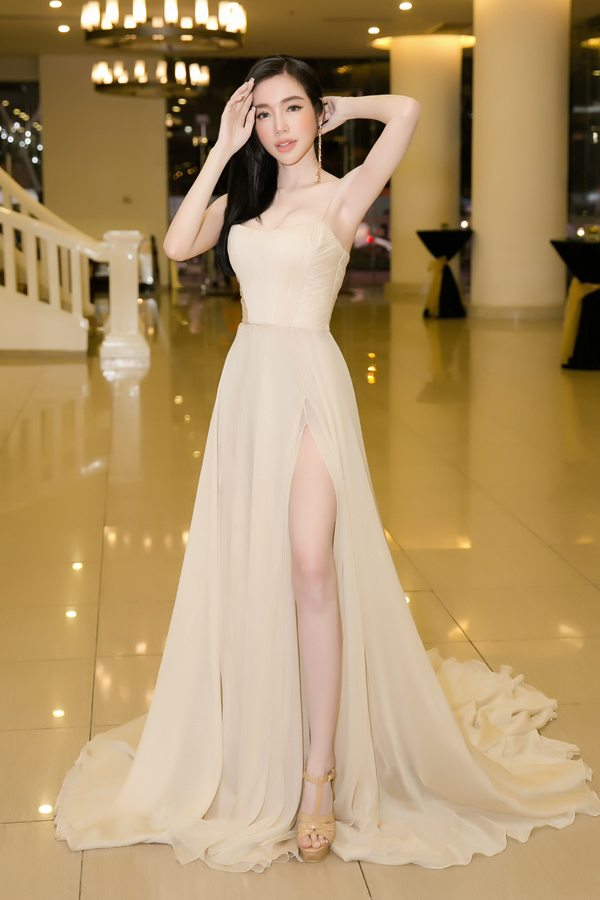 Elly Trần cũng diện váy xẻ cao khoe chân thon cùng làn da trắng mịn.    