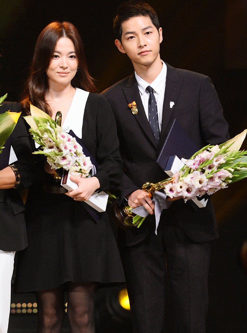Đồ đôi phủ sắc đen huyền bí của Song Hye Kyo và Song Joong Ki khi cả 2 cùng dự lễ trao giải Korea Popular Culture and Arts Awards 2016 cũng đủ khiến fans mãn nhãn.    