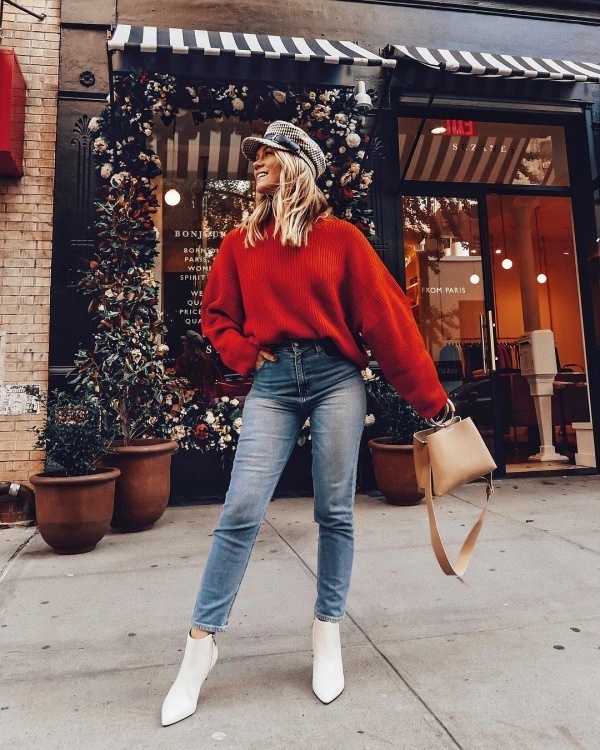 Cheralee Lyle nổi bật với công thức mix đồ đơn giản mà chất lừ. Fashionista phối áo sweater tông đỏ với quần jean xanh và boots da thấp cổ màu trắng. Để trung hòa set đồ này, cô sử dụng chiếc túi xách màu be và mũ baker boy cá tính.    