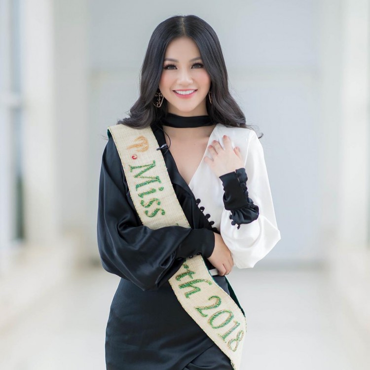 Tân Hoa hậu chọn kiểu tóc bổ luống được uốn xoăn bồng bềnh đậm chất “Beauty queen”.  