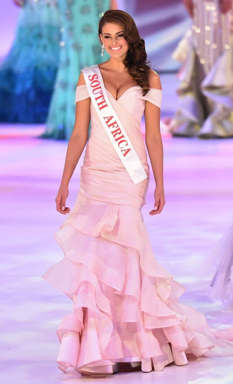 Một năm sau, cả thế giới chứng kiến sự lên ngôi của Rolene Strauss tại Miss World 2014, cũng diện một bộ váy dạ hội màu hồng cực kì quyến rũ.  