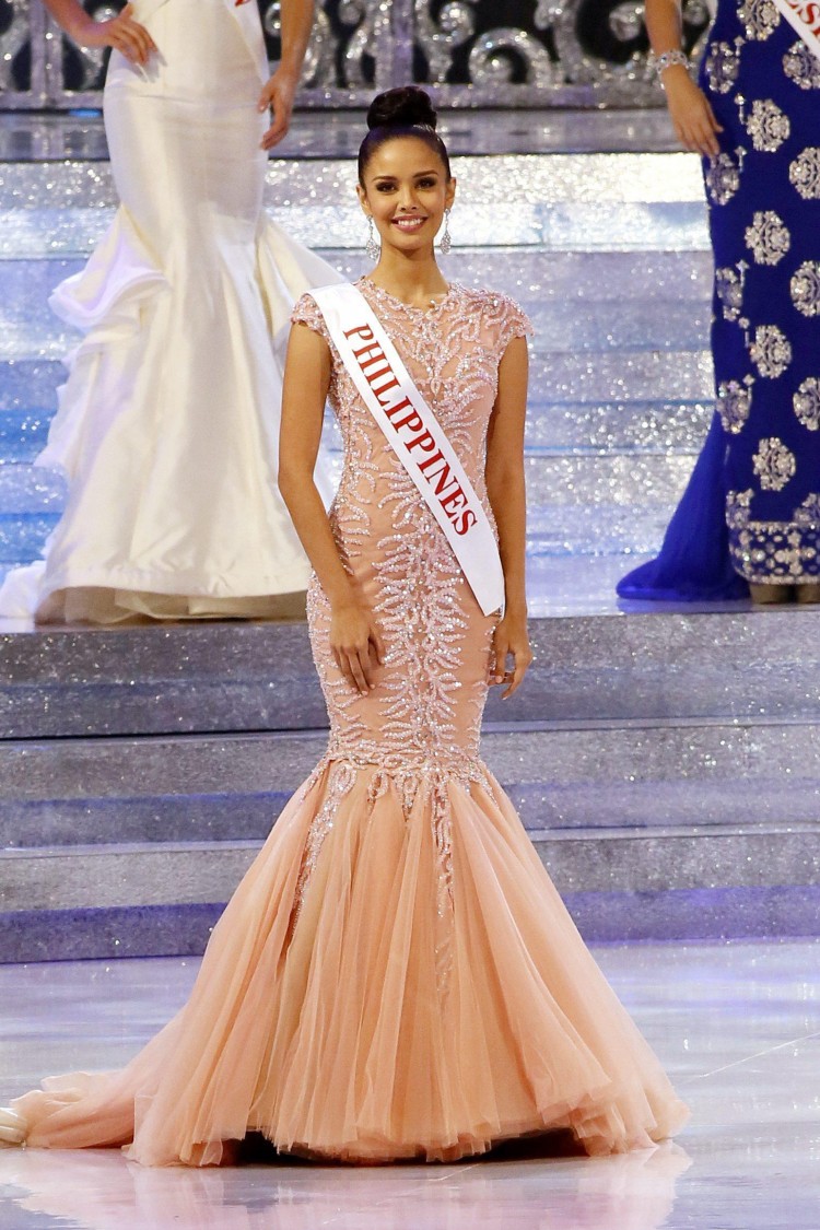 Megan Young lên ngôi Hoa hậu Thế giới 2013 trong bộ đầm màu hồng cam đuôi cá tuyệt đẹp. Với vẻ đẹp ngọt ngào sẵn có cộng thêm chiếc áo cà sa hộ mệnh giúp Philippines mang về chiếc vương miện đầu tiên tại Miss World sau nhiều năm tuột mất cơ hội.  