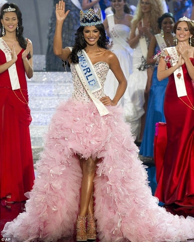 Đại diện đến từ Venezuela tại Miss World 2011 khoác trên người bộ cánh màu hồng baby ngọt ngào như hổ mọc thêm cánh khiến “Ivian Sarcos đẹp đến nỗi dù Venezuela đã 5 lần đoạt ngôi Hoa hậu Thế giới thì dẫu có không muốn, người ta vẫn phải trao vương miện thứ sáu cho cô”.  