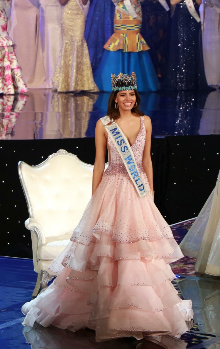 Stephanie Del Valle đại diện Puerto Rico lên ngôi Miss World 2016, đêm chung kết màu hồng ngọt ngào này cũng được cô cân nhắc kĩ lưỡng khi đi đến sự quyết định cực đúng đắn.  