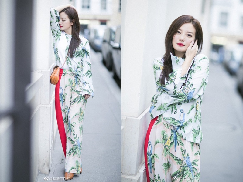 Nữ diễn viên “Hoàn Châu cách cách” cũng không kém phần nữ tính khi xuất hiện cùng những thiết kế in hoa, ôm dáng.    