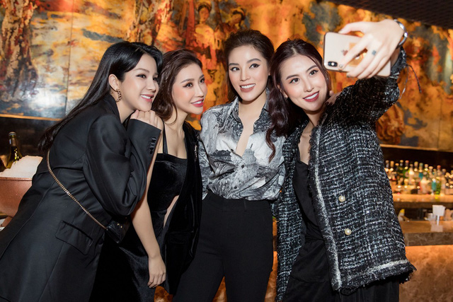 Nhiều fan gọi đây là nhóm bạn thân sang chảnh nhất nhì showbiz Việt vì các cô gái đều có chung một sở thích - thích xài hàng hiệu. Dù còn rất trẻ nhưng các người đẹp này đều có một khối lượng lớn trang phục, túi xách, phụ kiến đến từ các thương hiệu đình đám.  