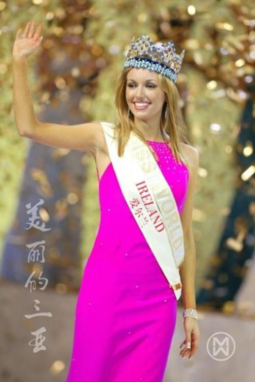 Cũng chọn màu hồng - nhưng bộ cánh màu hồng cánh sen được Rosanna Davison chọn để mặc trong đêm chung kết Miss World 2003 đã góp phần giúp cô đăng quang năm đó.  