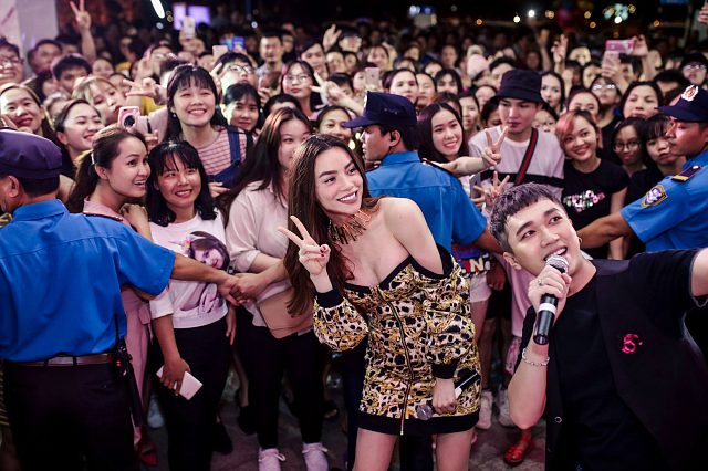 Hồ Ngọc Hà chụp ảnh cùng các fan    