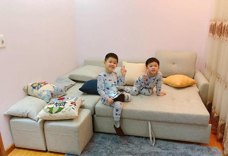 Do diện tích phòng không lớn nên MC Hoàng Linh chọn kiểu sofa thông minh có thể kéo ra làm giường ngủ tiện lợi. Căn phòng bài trí đơn giản nhẹ nhàng với sofa xám,thảm lông và rèm vải mỏng.    
