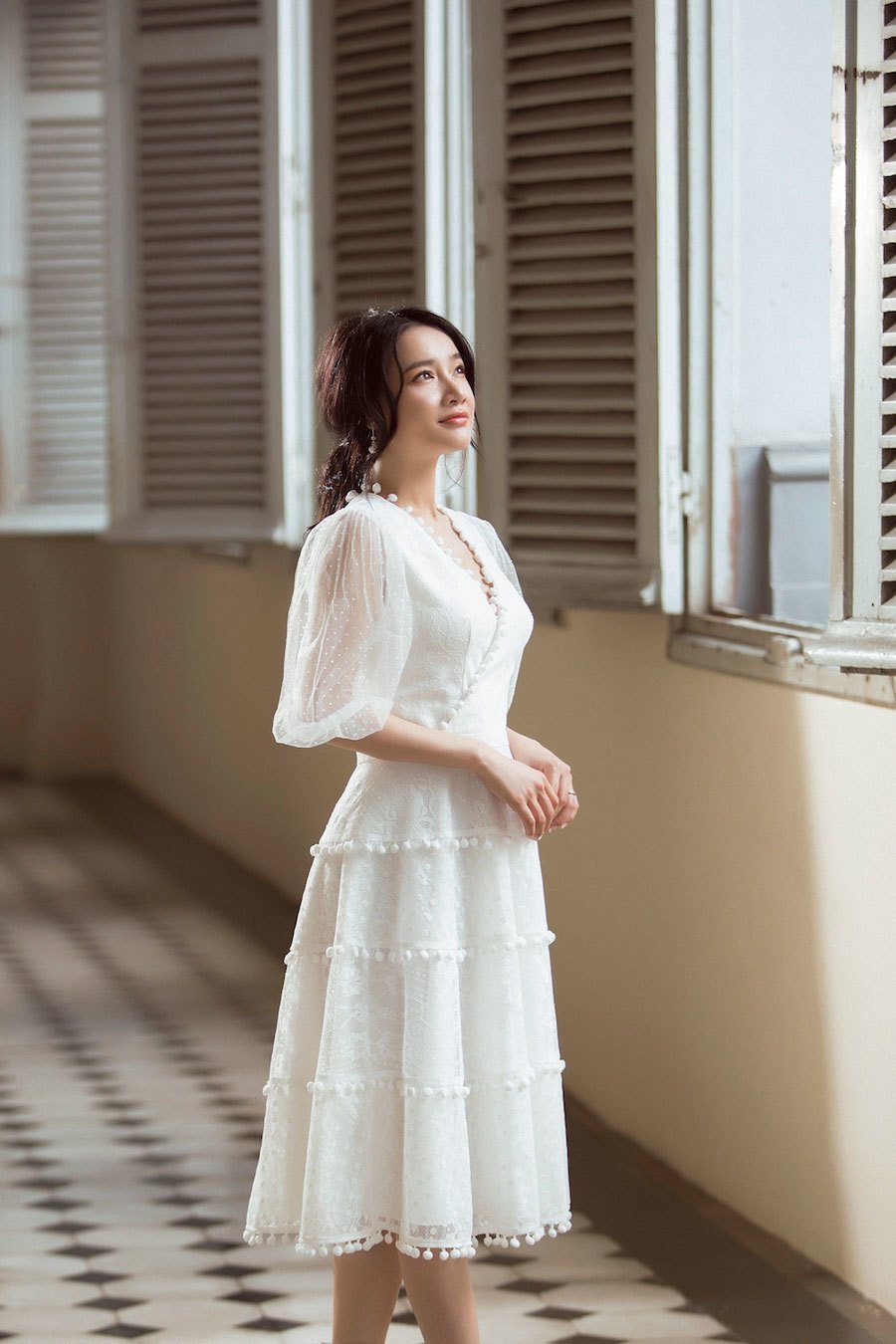 Nhã Phương được nhà thiết kế ưu tiên lựa chọn những chiếc váy đơn giản với tông màu chủ đạo là trắng, đen và pastel.