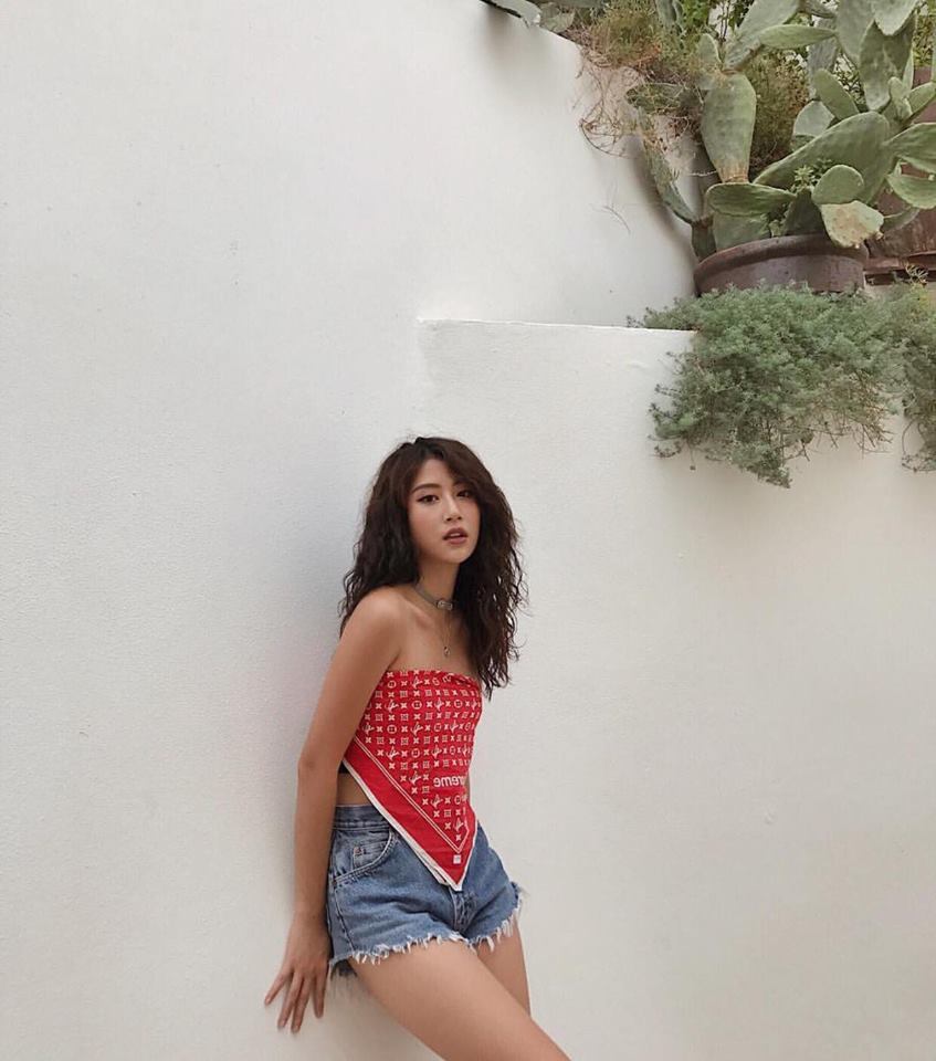 Không bỏ qua xu hướng thời trang này, hot girl Quỳnh Anh Shyn cũng lên đồ cực chất khi biến chiếc khăn LV x Supreme thành áo yếm cúp ngực sành điệu.    