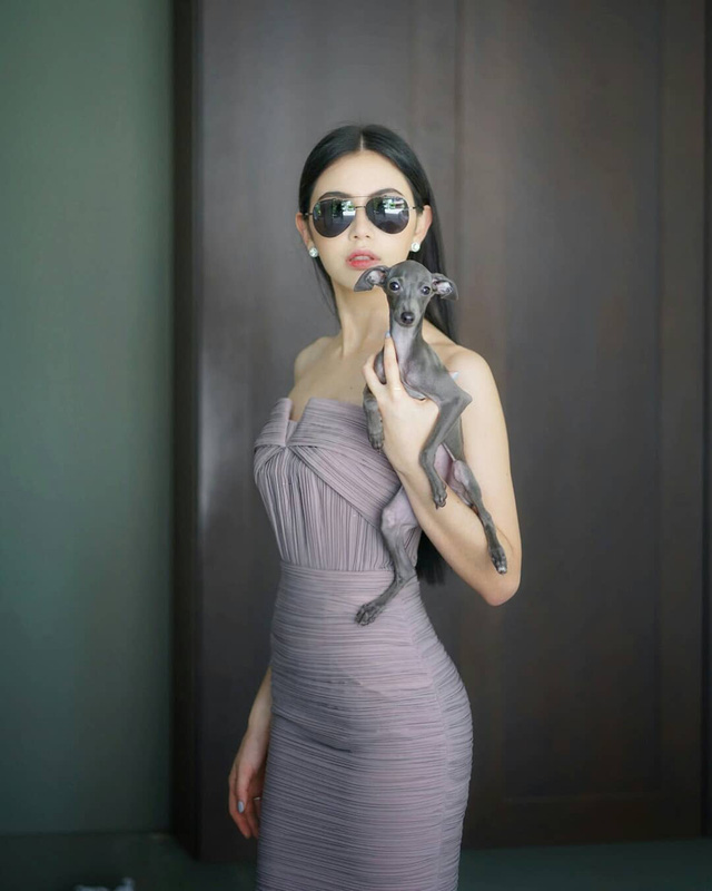 Với phong cách “sang chảnh” hơn, Mai Davika vẫn có thể phối cùng kính râm aviator của Bolon Eyewear tạo ấn tượng thú vị, phần nào gợi nhắc đến hình ảnh Audrey Hepburn trong bộ đầm đen của Givenchy và kính râm đen.    
