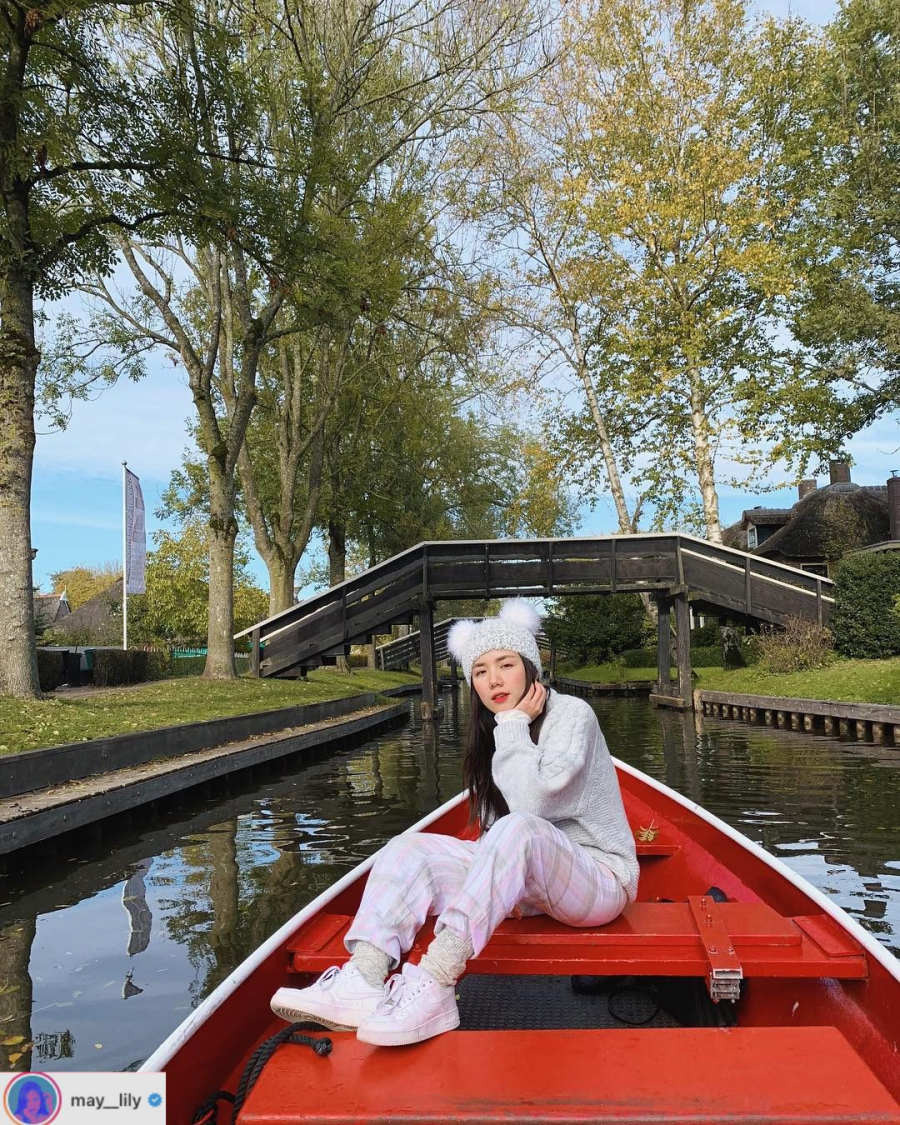 Phương Ly ấm áp trong chuyến du lịch Hà Lan với bộ trang phục màu trắng, chiếc mũ len tai gấu tạo điểm nhấn.    