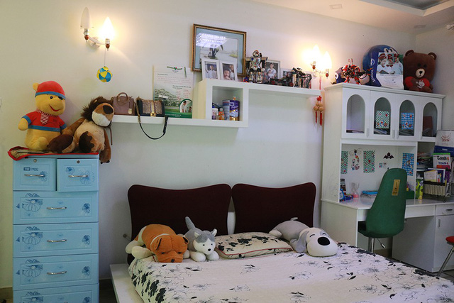 Căn phòng nhỏ con trai đầu của Kim Cương được bày trí đơn giản, vẫn với tông màu trắng chủ đạo tạo không gian mát mẻ, dễ chịu.  
