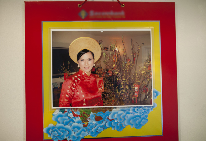 Trong nhà, ảnh của vợ nam danh hài - ca sĩ Phương Loan được trưng ở khắp các phòng, từ bàn trang điểm, tivi, cho đến lịch treo tường.    