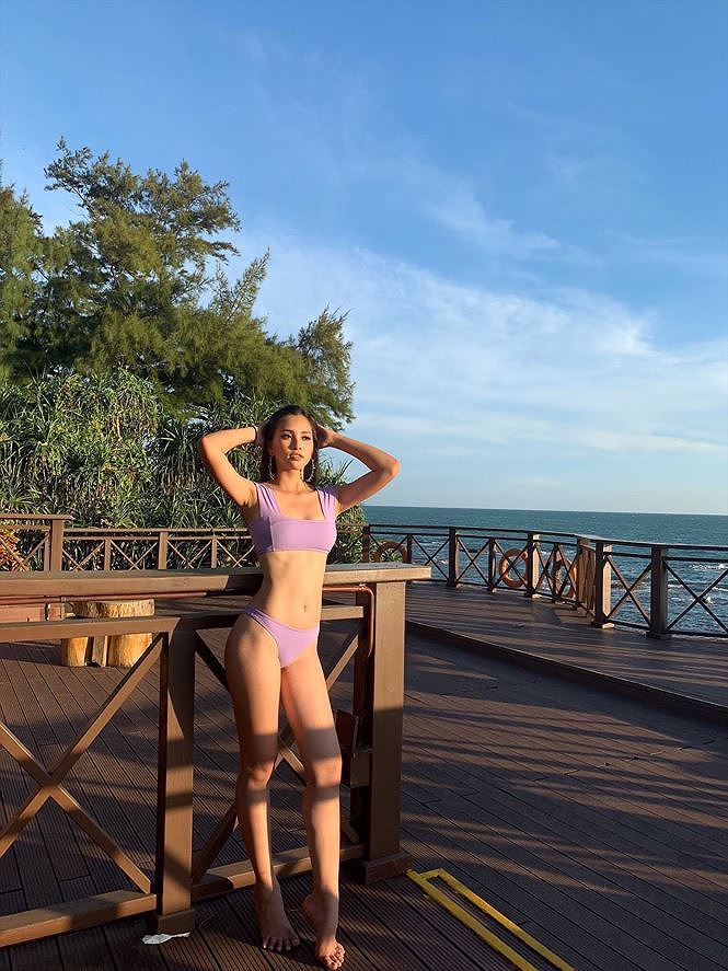 Hoa hậu Tiểu Vy khoe eo thon gợi cảm với bikini màu tím.  