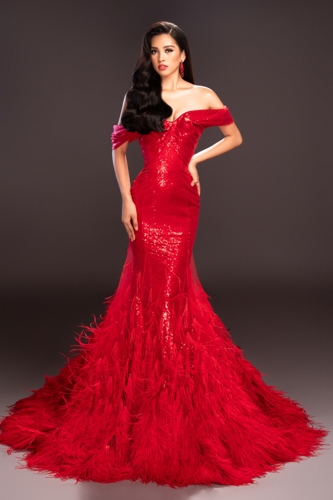 Hoa hậu Tiểu Vy lộng lẫy trong bộ đầm dạ hội màu đỏ của NTK Lê Thanh Hòa.  
