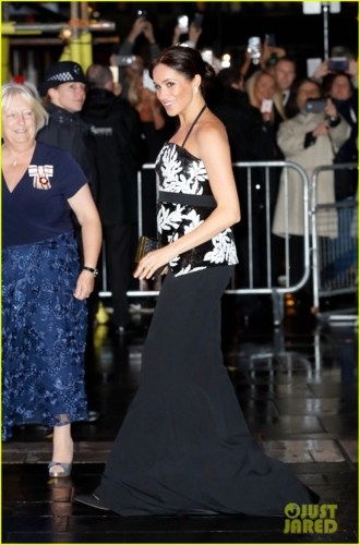 Tối qua (19/11), Công nương Meghan Markle cùng Hoàng tử Harry tới dự sự kiện The Royal Variety Performance tại London, Anh.    