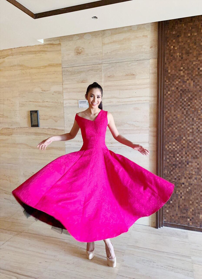 Mới đây, Tiểu Vy đã khiến không ít người thích thú khi khoe dáng trong chiếc váy hồng bồng xòe. Đại diện Việt tại Miss World 2018 tươi tắn như một nàng công chúa đang sải những bước khiêu vũ kiêu kỳ, ấn tượng.  
