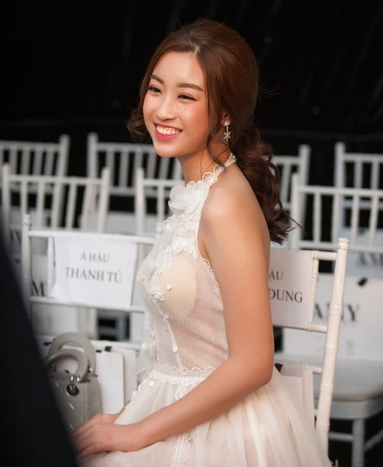 Lựa chọn trang phục lưới mỏng tham dự sự kiện, Hoa hậu Mỹ Linh có những giây phút thiếu tinh tế  