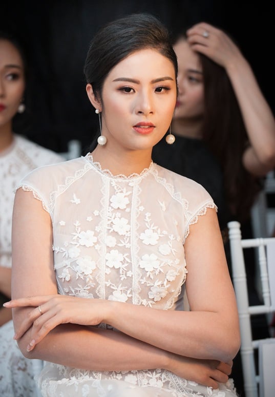 Hoa hậu Ngọc Hân cũng diện trang phục tone ren trắng đỡ thấy phần nội y bị lộ hơn đàn em  