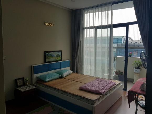 Nam diễn viên từng chia sẻ rằng vợ chồng anh không thích ở nhà quá rộng và to vì sợ không gian rộng và lạnh lẽo, nên dù sở hữu tới 10 căn nhà nhưng cái nào cũng