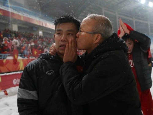 Ông Park được nhận xét là người giàu tình cảm và rất yêu thương học trò. Ông luôn ôm hôn từng người sau mỗi trận đấu.    