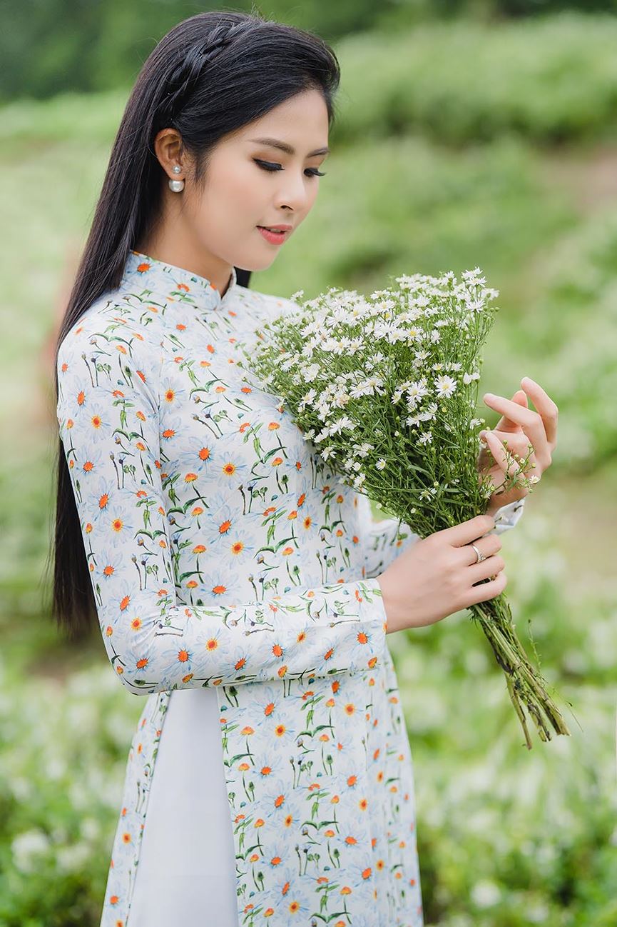 Diện những thiết kế áo dài được in hoạ tiết cúc hoạ mi nổi bật, Ngọc Hân hoá thành một nàng thơ duyên dáng giữa vườn hoa ngát hương.  