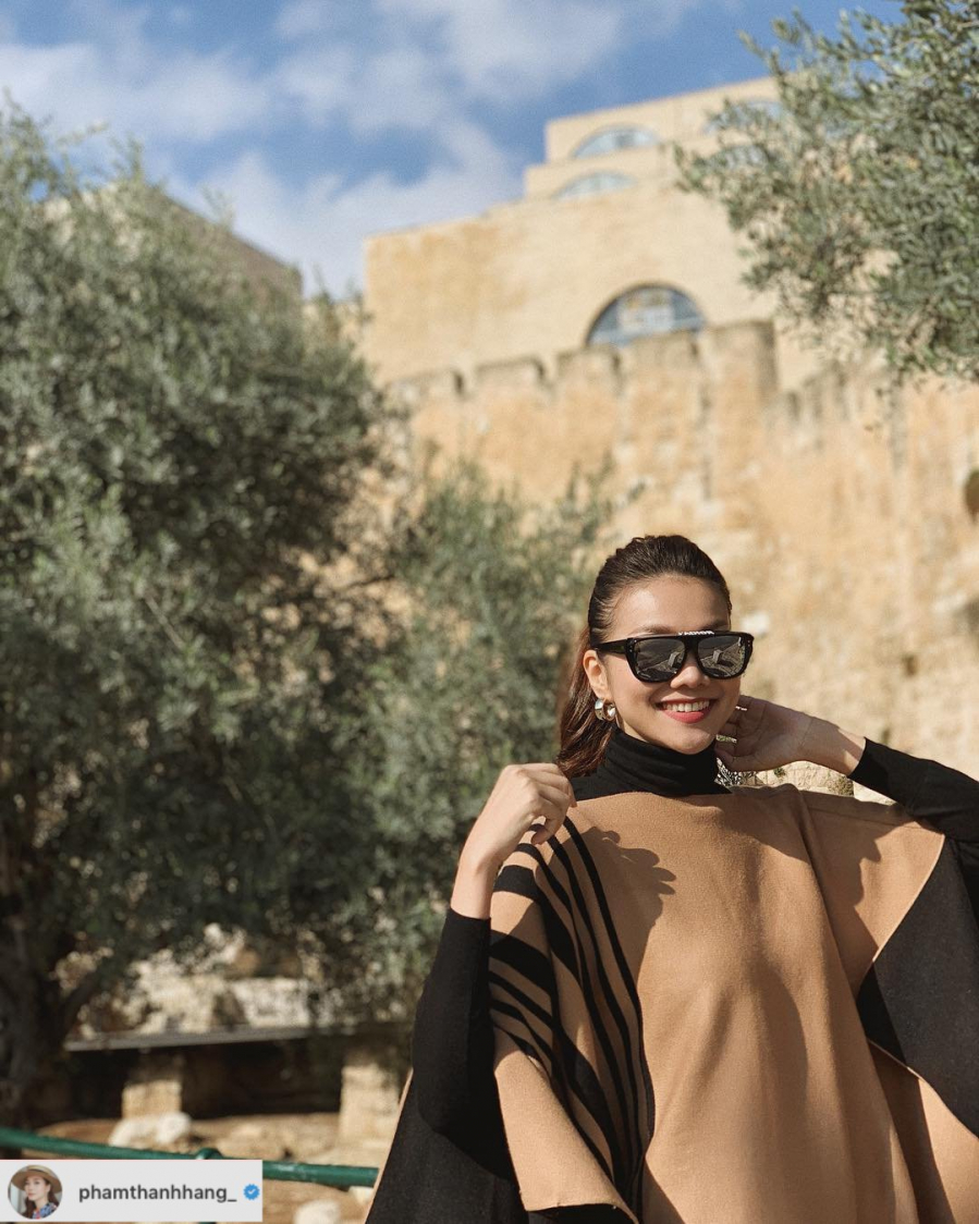 Trong chuyến đi đến thành phố cổ Jerusalem, siêu mẫu Thanh Hằng chọn tông màu nâu đất hài hoà với những bức tường cổ kính nơi đây.    