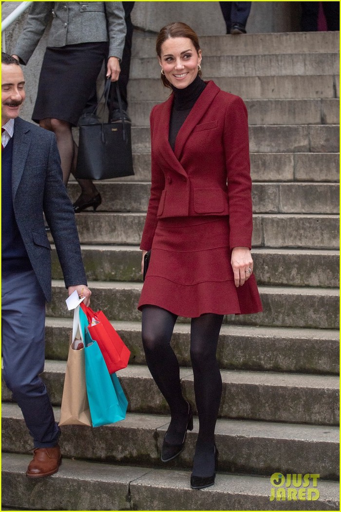 Cô mặc set váy màu đỏ đô của thương hiệu Paule Ka, kết hợp cùng áo len cổ lọ màu đen và tất đen.    