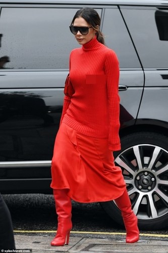 Mỹ nhân 44 tuổi gây ấn tượng với gu thời trang “kín cổng cao tường”, áo len phối cùng chân đầm xòe mềm mại và boots tone-sur-tone màu đỏ rực.     