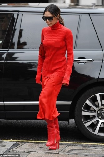 Victoria Beckham thêm lần nữa thể hiện đẳng cấp thời trang của mình khi xuất hiện trên đường phố London với set đồ đỏ rực vào sáng 21/11.     
