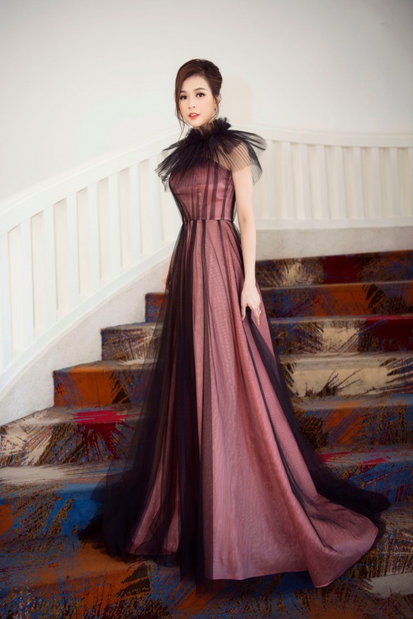 Chiếc váy xếp nhiều lớp theo style ombre chuyển màu đem lại hình ảnh nàng công chúa dịu dàng, nữ tính cho Sam.    