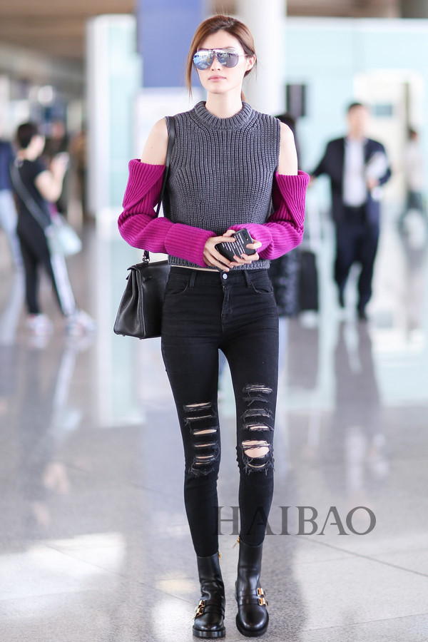 Sui He khoe vóc dáng siêu mẫu với chiếc áo len lửng hở vai cách điệu mix cùng jeans rách và moto bốt.