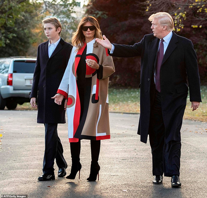 Tờ Daily Mail đưa tin hôm 20/11 (giờ địa phương), gia đình Tổng thống Mỹ Donald Trump xuất hiện tại lễ xá tội gà tây thường niên diễn ra ở Nhà Trắng. Cậu con trai út Barron Trump trở thành tâm điểm chú ý khi diện trench coat kết hợp sơ mi trắng, quần âu và giày da bóng. 