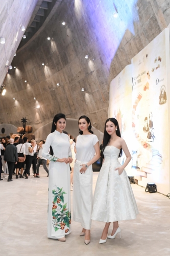 Hoa hậu Ngọc Hân diện áo dài trắng, e ấp chụp hình bên Á hậu Hoàng My.  