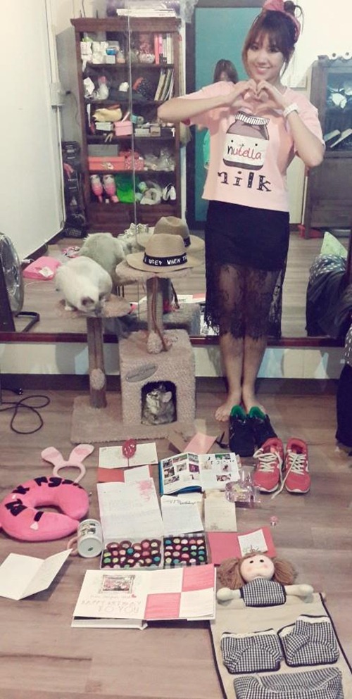Trước khi về một nhà với Trấn Thành, Hari Won có thói quen thích trưng bày đồ ra khắp phòng và đứng chụp ảnh 