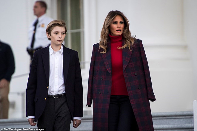 Melania Trump từng tiết lộ con trai không thích mặc đồ có màu sắc nổi bật, thiếu chín chắn. Vì vậy, cậu thường xuyên xuất hiện với vest, áo sơ mi và quần âu. Trong một bài viết trên tờ Cheatsheet, Barron Trump được gọi là 