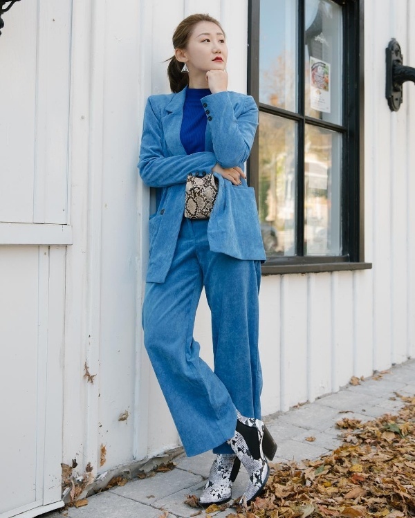Suit màu sắc nổi bật là một trong những xu hướng hot nhất trong mùa Thu - Đông này. Regina đã trót ''phải lòng'' gam xanh thiên thanh khi từ áo len bên trong cho tới bộ trang phục bên ngoài đều được cô ưu ái gam màu này.     