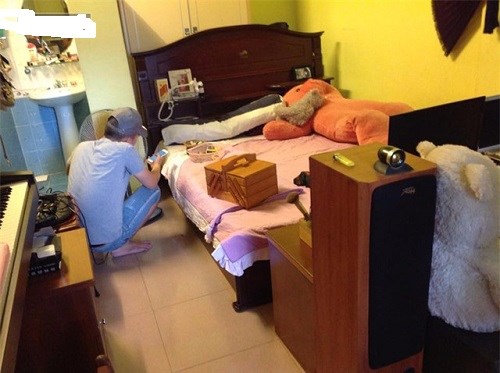 Vì nhà nhỏ nên phòng ngủ của hai chị em Mai Ngô có diện tích rất khiêm tốn đồng thời đây cũng là nơi để chứa nhiều vật dụng khác như đàn piano, gấu bông...    