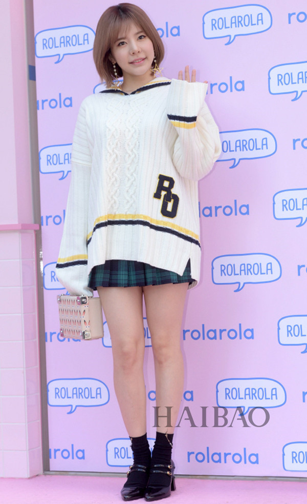 Sunny SNSD trẻ trung với áo len oversized và chân váy kẻ ngắn.