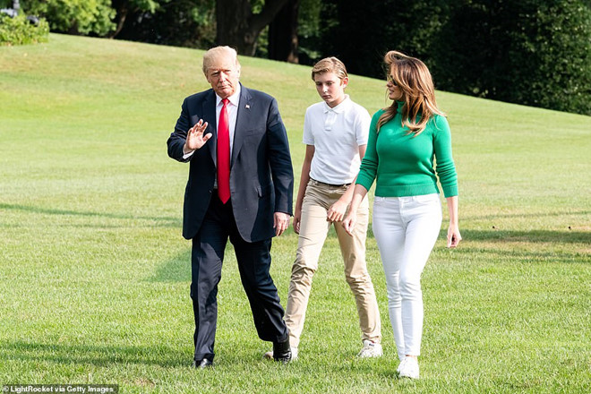 Barron Trump sinh ra trong gia đình danh tiếng, được bố mẹ cho ăn vận chỉn chu từ nhỏ. Ngoài bộ sưu tập vest, Trump còn sở hữu các mẫu áo polo, quần kaki. 