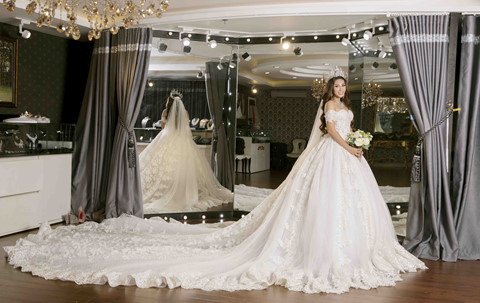 Đặng Thu Thảo rạng rỡ khi diện thiết kế váy cưới dài 5m  