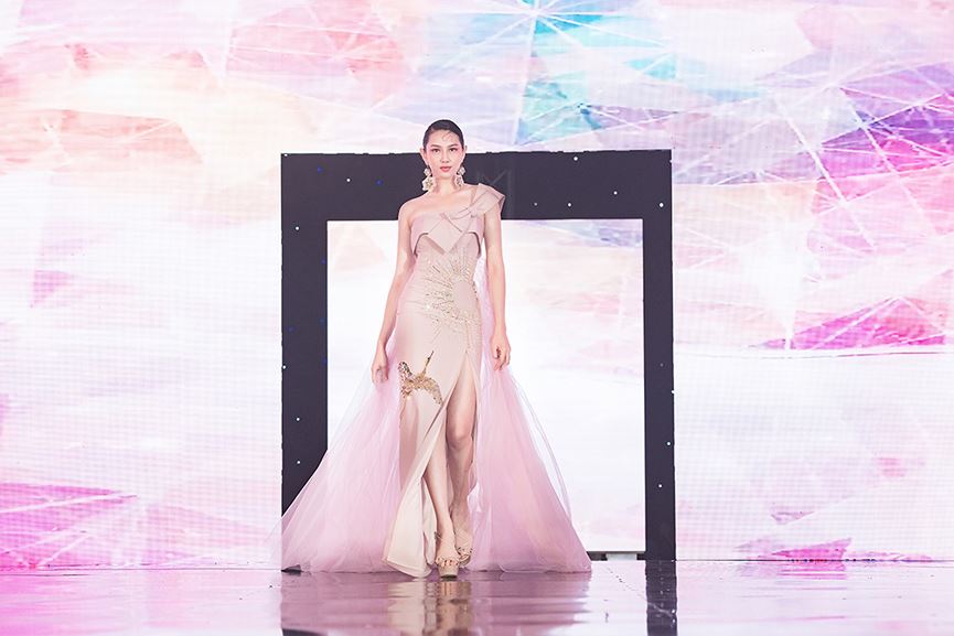 Diện thiết kế màu hồng ngọt ngào với phần đuôi váy dài cùng phong cách trang điểm ma mị, Thuỳ Tiên gây ấn tượng với khả năng catwalk điêu luyện mà cô được rèn dũa sau cuộc thi Hoa hậu Quốc Tế 2018.  