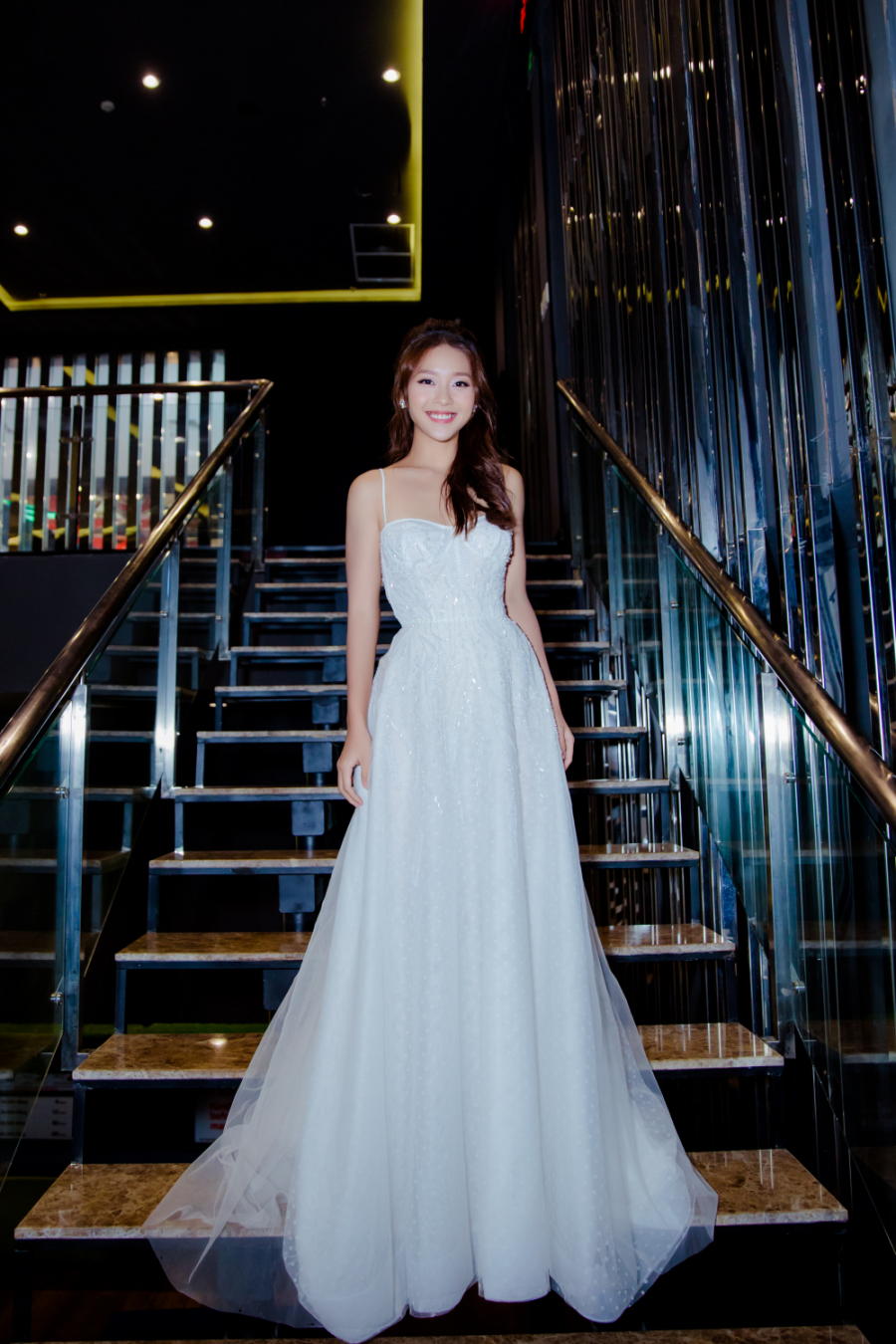 Cũng chọn váy trắng, Khả Ngân xinh như công chúa khi hóa thân thành cô dâu trong buổi công chiếu 2 tập cuối của phim 