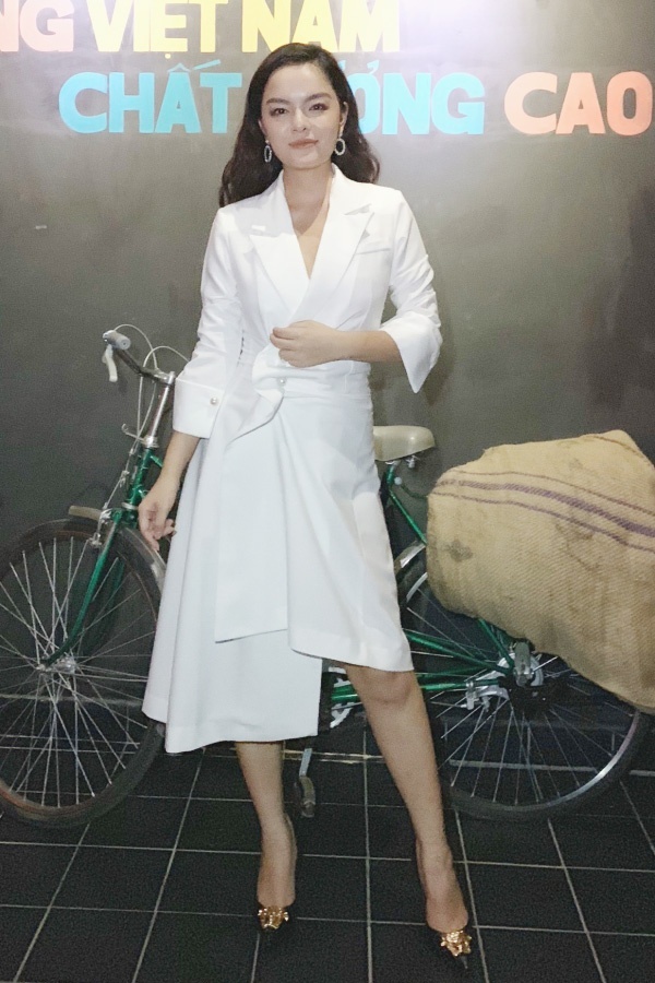 Hậu ly hôn, Phạm Quỳnh Anh xuất hiện tại event với chiếc váy trắng 