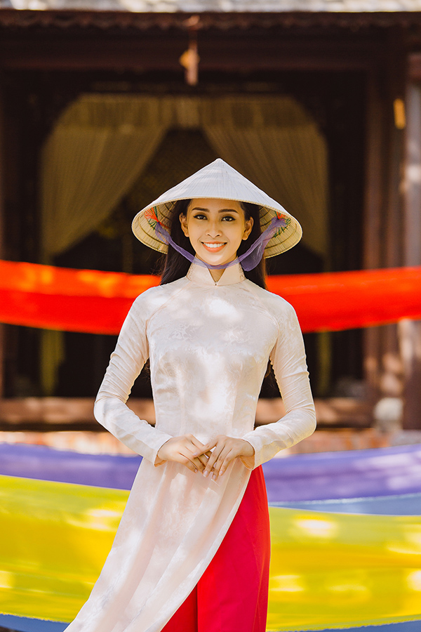 Tiểu Vy nền nã trong tà áo dài trắng đi dạo trên những con phố của xứ Quảng.    