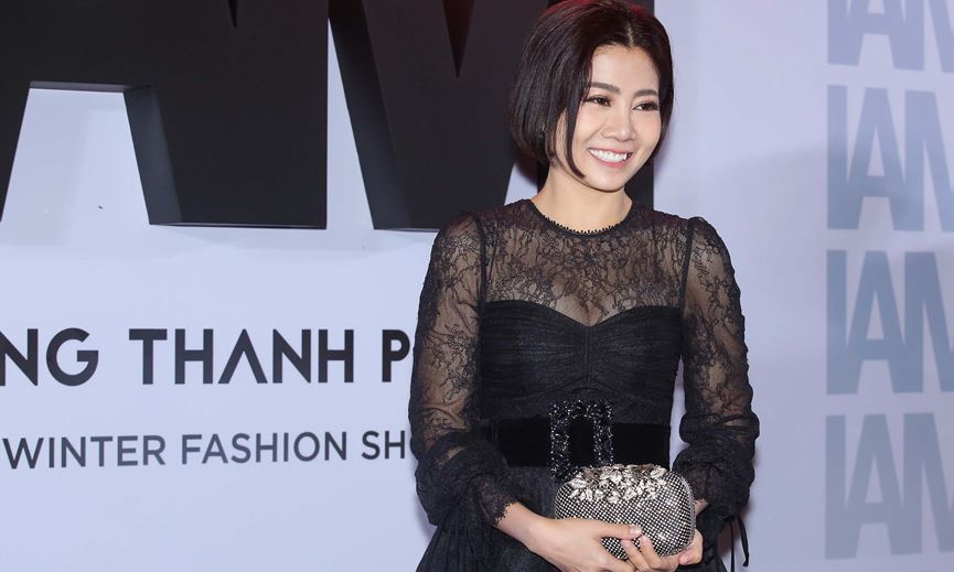 Tối qua, diễn viên Mai Phương bất ngờ tới tham dự show diễn của NTK Chung Thanh Phong ở TP. HCM. Nữ diễn viên diện bộ váy ren màu đen gợi cảm, khoe nhan sắc rạng rỡ và tươi tắn trên thảm đỏ.  
