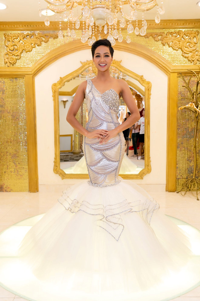 Một thiết kế mới nhất được hoa hậu công bố trước khi lên đường sang Thái Lan. H'Hen Niê tiết lộ, cô mang khoảng 70 bộ trang phục cho khoảng 17 ngày thi Hoa hậu Hoàn vũ, một sự đầu tư rất lớn.